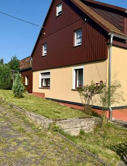 Einfamilienhaus in Hermannsdorf im Erzgebirge: Doppelhaushälfte mit großer Dachterrasse, teilsaniert - Elterlein
