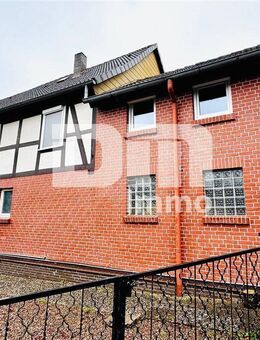 Ein- bis Zweifamilienhaus mit Anbau und Nebengebäude auf großem Grundstück - Uslar