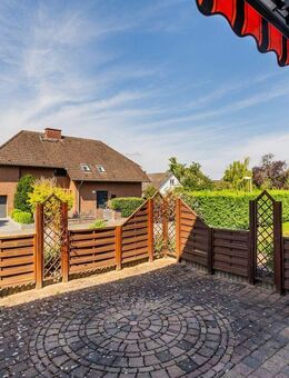 Erdgeschoss (Hochparterre) mit großer Terrasse und Souterrain mit 2 Tageslichtbädern, Kfz-Stellpl... - Bischofsheim