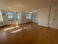 Zentrale 3-Zimmer Wohnung im 3.OG mit Stellplatz und Einbauküche! - Sonneberg