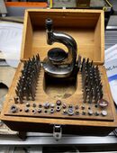 BOLEY Triebnietmaschine vintage, Uhrmacherwerkzeugset mit Zubehör in 01097