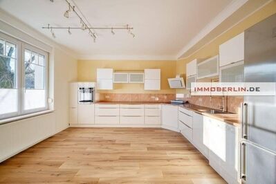 IMMOBERLIN.DE - Total saniertes Mehrfamilienhaus mit freier Wohnung & Wohnremise in Seenähe