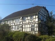 Westerwald: Charaktervolles, großes Fachwerk-Gebäude mit tollem Gartengrundstück und 3er-Garage - Mehren (Landkreis Altenkirchen (Westerwald))