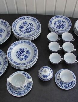 Kahla Porzellan Zwiebelmuster Teller Tassen Sauciere Kaffeekanne DDR 35 Teile zus. 109,- - Flensburg