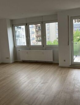 Sonnige 2-Zimmerwohnung - Neuer Boden - Frisch gestrichen - Balkon- TG-Stellplatz - Nürnberg