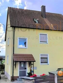 Dachgeschosswohnung mit Potenzial - 2 Zimmer, Garage & großer Keller in Weiden - Weiden (Oberpfalz)