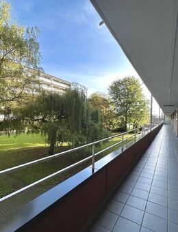 4 Zimmer-Wohnung 106 m2,,mit Blick ins Grüne mit Aufzug und Großem Carport in Bonn-Auerberg - Bonn