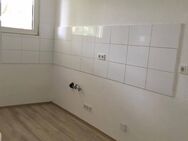 Helle Erdgeschosswohnung mit 3 Zimmern, Laminat und Balkon - - Castrop-Rauxel