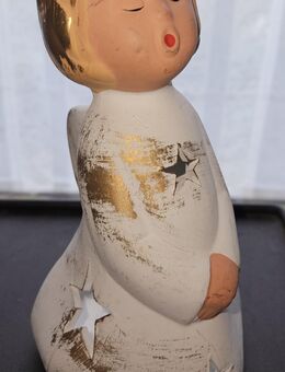 g21) Deko Original Singer Mädchen Engel Jullar - kniend + singend Teelicht 18 cm - Garbsen