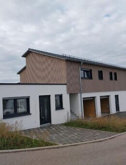Barrierefreie, helle 2 Zimmer Neubau-Wohnung mit großer Terrasse, Gartenanteil und 2 Stellplätzen - Jagstzell