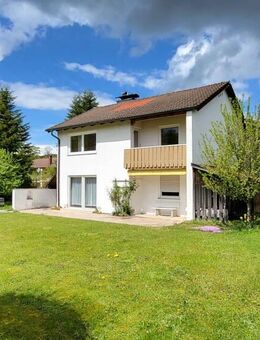 Immobilie mit mehreren Optionen! Altbestand-EFH mit Holzanbau auf sonnigem u. ruhigem Baugrundstück - Siegsdorf