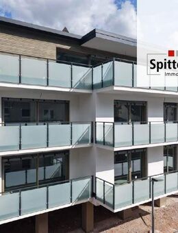 Komfortable Neubau-Seniorenwohnung: 2,5 Zimmer, helle Räume, Einbauküche und Garage! - Schramberg