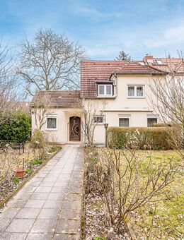 Berlin-Lankwitz: Doppelhaushälfte mit Modernisierungspotential zum Grundstückspreis - Berlin