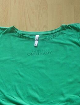 1 kurzärmeliges T-Shirt "Escape the Ordinary" in Grün Größe "M" NEU und ungetragen - Thedinghausen