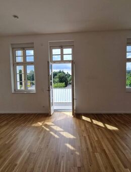 Charmante 3-Zimmer Wohnung mit Einbauküche, Balkon, 2 Tiefgaragenplätzen - Villingen-Schwenningen