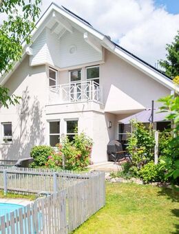 Zeitlos schön: Modernisiertes Haus mit Garten, Pool, Garage, effizienter Heizung & PV-Anlage - Stahnsdorf