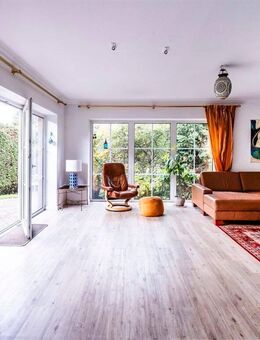 Freistehendes und gepflegtes Einfamilienhaus am Naturschutzgebiet im beliebten Hamburger Stadtteil Poppenbüttel - Hamburg
