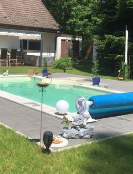 Neu auf dem Markt! Gepflegtes Einfamilienhaus mit viel Platz für die Familie, Außenpool, Einlieger-Wohnung und eigenem ca. 4.000 m ² Privatwald! - Nürnberg