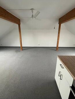 * Geräumige DG-Wohnung * - Freiberg (Neckar)