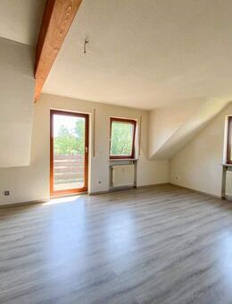 Helle 3-Zimmer-Maisonettewohnung mit Balkon, Weitblick & Garage in gepflegtem Mehrfamilienhaus - Itzgrund