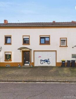 Reihenmittelhaus mit Terrasse, Garage und weiteren Parkmöglichkeiten vor dem Haus in ruhiger Lage. - Merzig