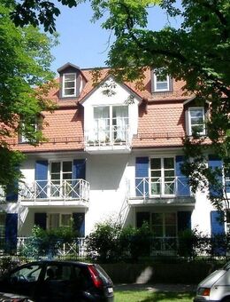 Helle Dachgeschosswohnung in München mit Balkon und Parkplatz - München