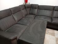 Sofa mit Schlaffunktion und Hocker günstig zu verkaufen - Germering