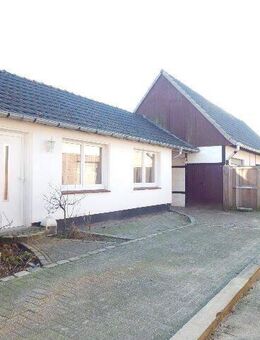 ***BÜSCHER IMMOBILIEN*** Ebenerdige, kleine Wohnung mit großer Scheune/Abstellgebäude und großem Grundstücksanteil im Buterland - Gronau (Westfalen)