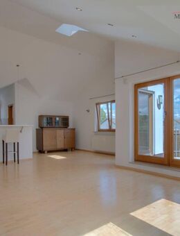 LICHTDURCHFLUTETE WOHNUNG MIT 2 BALKONE, EINBAUKÜCHE UND GARAGE + STELLPLATZ - BEZUGSFERTIG - Untergruppenbach