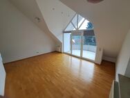 2,5 Zimmer DG-Wohnung mit Balkon und Tiefgaragenstellplatz in Esslingen-Hegensberg - Esslingen (Neckar)