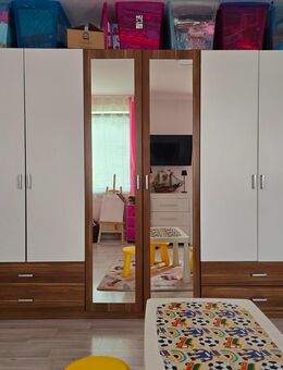 Großer Kleiderschrank 270 cm Weiß Braun mit Spiegel 4 Schubladen - Schwelm