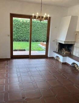 Gräfelfing: 7-Zi-Doppelhaushälfte mit Kamin, Sauna und Garten mit Swimmingpool in Bester Lage. - Gräfelfing