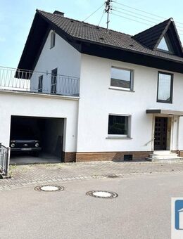 Geräumige Wohnimmobilie mit angrenzender Garage und kompaktem Wohngrundstück - Pracht