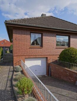 Volksbank Immobilien: Ebenerdig wohnen, bequem parken: Bungalow mit Tiefgarage! - Lintig