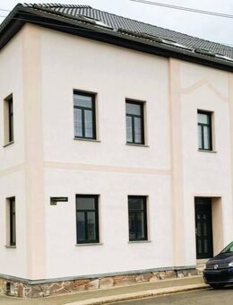 Helle 2-Raum-Wohnung mit Tageslichtbad, Carport & Mietergarten in gepflegtem Mehrfamilienhaus - Meerane