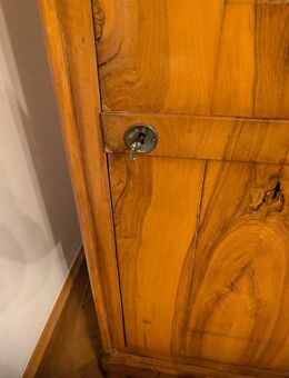 Antiker Biedermeier-Kleiderschrank mit Nussbaumfurnier – charmantes Originalstück - Regensburg