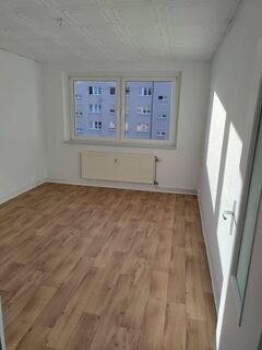 195 € | 59 qm | 3 ZKB Balkon | 2. OG | Günstige Fernwärme