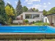 Rarität in Neuenhagen bei Berlin: Individuelles und großzügiges Haus mit Pool und Nebengebäude - Neuenhagen (Berlin)