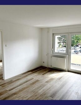 In guter Lage mit Balkon: renovierte 2-Zimmer-Wohnung, Tageslichtbad + Wanne, Vinyl-Boden, Essküche - Singen (Hohentwiel)