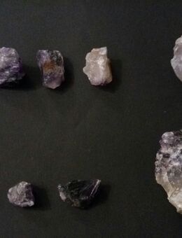 mehrere unbearbeitete Amethyste - Essen