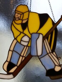 Fensterbild (Handarbeit) aus Glas, Eishockeytorwart - Krefeld