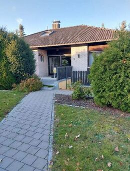 Bungalow mit uneinsehbarem Garten, 2 Garagen und viel Nutzfläche (über 100m²) in Pyrbaum - Pyrbaum