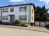 Zweifamilienhaus mit Garten und Doppelgarage in 66280 Sulzbach/OT - Sulzbach (Saar)