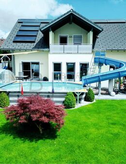 Modernes Einfamilienhaus mit beheiztem Pool: Spitzenenergieeffizienz mit nur 12 kWh/m² - Bernstadt