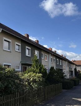 Celle - Klein Hehlen: Geräumiges Reihenendhaus mit Terrasse, Garten und 2 Garagen - Celle