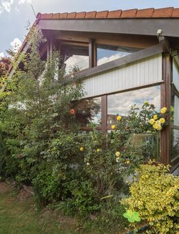 Wohlfühloase: Einfamilienhaus mit großem Garten, Teich und Wintergarten in ruhiger Sackgassenlage - Friolzheim