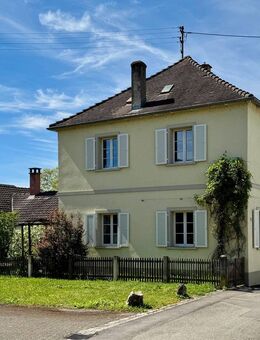 Mehrfamilienhaus in einem ehemaligen Schulgebäude mit Anbau - Historisches Juwel mit Altbau- und 70er Jahre Charme + Bauplatz / Rösch Immobilien - Efringen-Kirchen