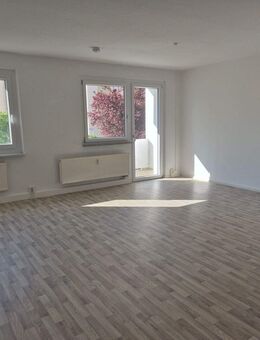 3-Raum-Wohnung mit Balkon im ersten Obergeschoss zu vermieten - Crimmitschau