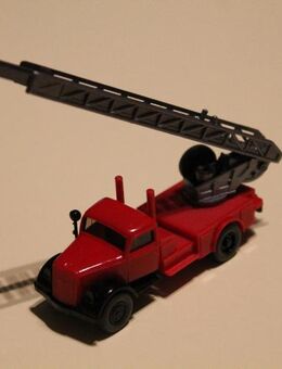 Wiking HO Model: Opel Blitz 3 t Drehleiter DL 17 - Hamburg Wandsbek