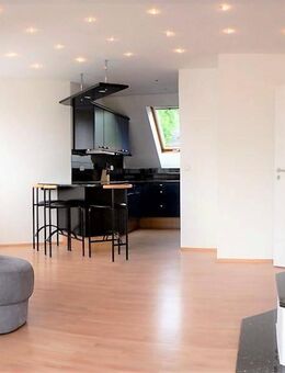 Sehr schöne 2-Zi.-Wohnung mit großem Balkon, offenem Kamin , Einbauküche und Luxusbad zu vermieten - Radebeul